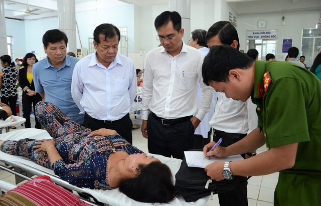 6 người chết, 8 người nhập viện trong vụ tai nạn xe khách - 4 Chủ tịch UBND tỉnh Tây Ninh Phạm Văn Tân (thứ hai từ trái sang) thăm hỏi các nạn nhân đang cấp cứu tại bệnh viện đa khoa tỉnh Tây Ninh