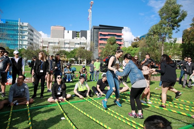 Bạn trẻ Việt trình diễn áo dài, nhảy sạp, hát quan họ ở Adelaide - 1
Khách quốc tế hào hứng thử nhảy sạp.
