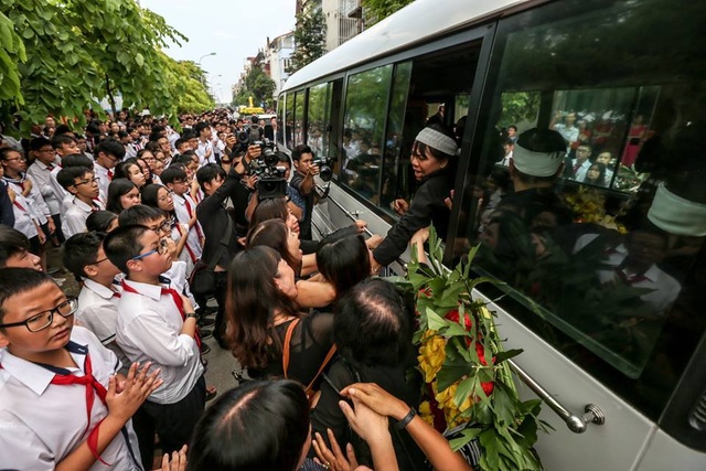 Sẽ còn vang mãi hồi trống cuối! - 2
Giây phút học sinh và phụ huynh tiễn biệt thầy Văn Như Cương. Ảnh: Kim Sơn