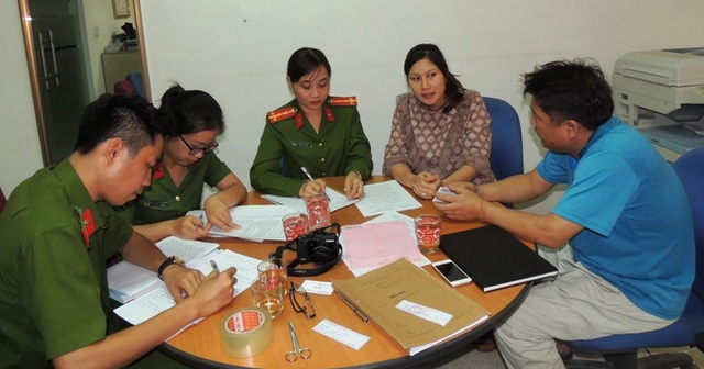 Hai công ty trang sức cùng "dính" sai phạm xả thải bẩn - 3 Cơ quan Công an tiến hành lập biên bản xử lý vi phạm Công ty TNHH trang sức Việt Nam – Sunny (ảnh: Công an Hà Nam)