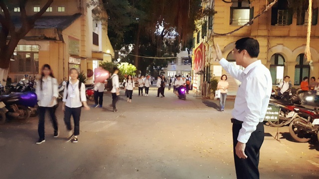 Thầy hiệu trưởng nhiều năm đứng chào học sinh mỗi sớm - chiều - 3 Bất kể nắng mưa sớm tối, thầy hiệu trưởng đều đứng chào đón học sinh ở cổng trường.