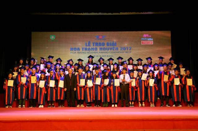Vinh danh 199 Hoa Trạng Nguyên tại Hà Nội - 1
Ông Bùi Đặng Dũng - Phó Chủ nhiệm ủy ban tài chính ngân sách quốc hội và Nhà báo Nguyễn Huy Lộc - Tổng biên tập báo Sinh viên Việt Nam và Hoa Học Trò trao giải thưởng cho các Hoa Trạng Nguyên 2017.