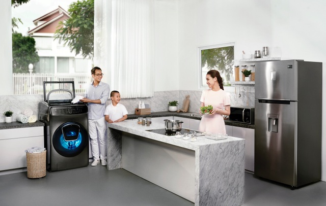 Hoa hậu Thuỳ Lâm: "Tôi tận hưởng việc mặc đẹp mỗi ngày" - 1 Chuẩn bị bữa tối sau ngày dài bận rộn với công việc quản lí spa nhưng Thuỳ Lâm vẫn nở nụ cười rạng rỡ của một phụ nữ có cuộc sống an yên bên gia đình và hài lòng với những gì mình đang có