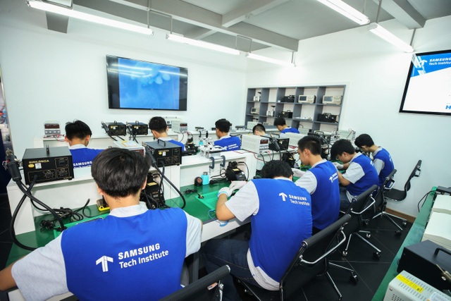 Trưởng thành từ trường nghề - Có đam mê sẽ thành công - 1 Có sẵn đam mê, chỉ cần thêm cảm hứng từ chương trình học mang tính thực tiễn, trang thiết bị hiện đại, học viên sẽ càng có động lực theo đuổi ngành nghề