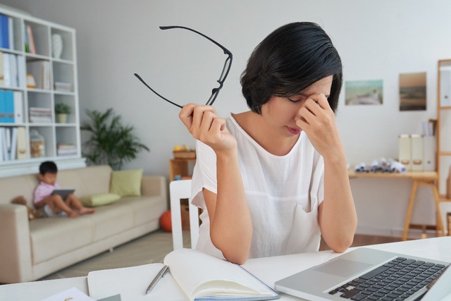 Học phí của con: Gánh nặng tài chính không của riêng ai - 1 Hầu hết phụ huynh Việt Nam đều phập phồng lo lắng trước xu hướng “tăng dần đều” của học phí cho đến khi con vào đại học.