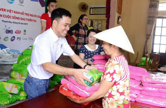 Dấu ấn đẹp của một doanh nghiệp hướng đến cộng đồng - 1 Những phần quà ý nghĩa, thiết thực được trao tận tay cho người dân Thanh Hóa