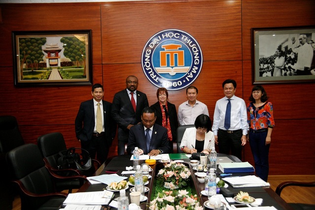 Sau 3 khóa thành công - Đại học Thương mại tiếp tục tuyển sinh Khóa 4 Thạc sỹ MBA liên kết Đại học Quebec - Canada - 1 Ký kết hiệp định giữa trường Đại học Thương mại và trường Đại học Quebec – Canada.