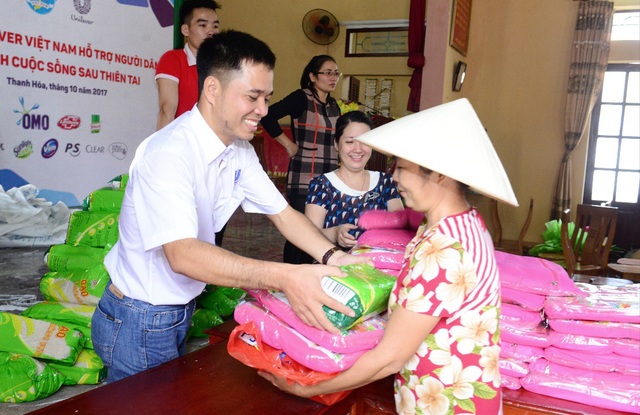 Chung tay hỗ trợ người dân vùng lũ ổn định cuộc sống - 1 Đại diện Unilever trao tặng những phần quà ý nghĩa cho người dân