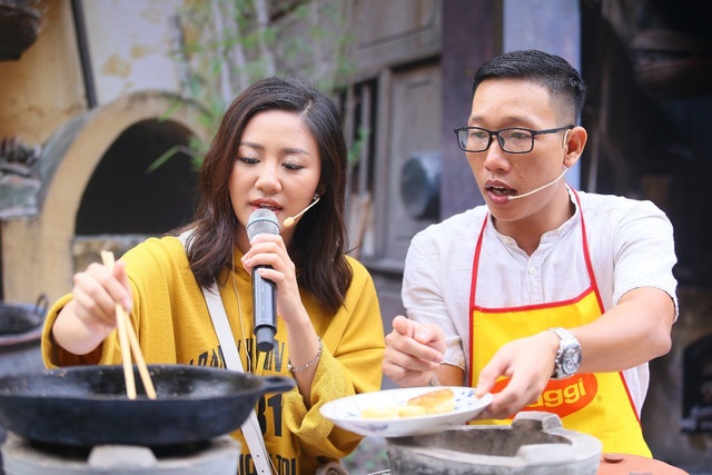 Ấm áp bữa cơm miền Bắc xưa và nay - 1 Văn Mai Hương cho rằng bữa ăn gia đình là một trong những điều quan trọng nhất, kết nối mọi người lại với nhau. “Dù bây giờ, Hương và em trai Hương đều đã lớn, nhưng gia đình mình vẫn duy trì nếp sống dù bận như thế nào đi nữa thì vẫn phải duy trì bữa ăn gia đình. Mỗi lần ra Hà Nội, Hương đều bớt lại những bữa ăn cùng với bạn bè để về nhà ăn cơm cùng với bố mẹ”