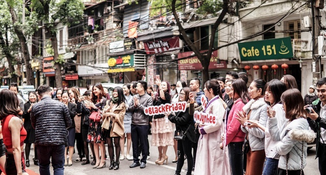 Á hậu Tú Anh, Hà Lade xinh đẹp lung linh trong ngày Black Friday - 1 Á hậu Tú Anh, Hà Lade xinh đẹp lung linh trong ngày Black Friday - 1