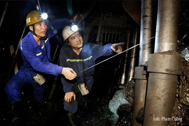 Khoảnh khắc chân thật về cuộc sống của những người thợ mỏ ở Quảng Ninh - 2 Kiểm tra công tác lấy than phá hỏa lò chợ