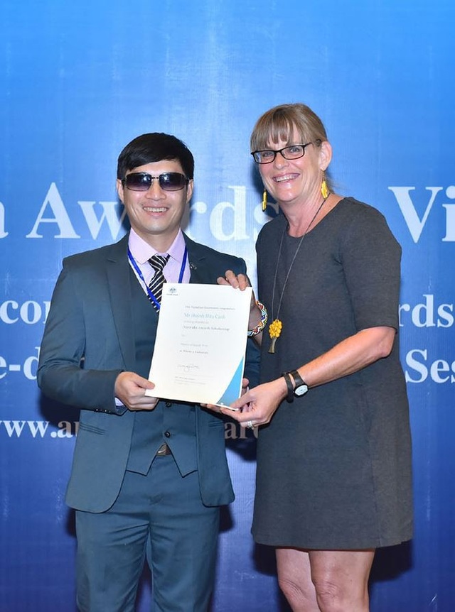 Ba người khuyết tật nhận học bổng du học Australia - 2
Bà Karen Lanyon Tổng Lãnh Sự Úc tại HCM trao học bổng cho học viên khiếm thị Huỳnh Hữu Cảnh