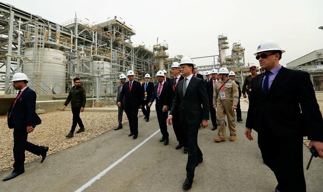 Giúp Mỹ diệt IS, Nga muốn chen chân vào Iraq - 2 (Từ giữa sang phải): Bộ trưởng Dầu mỏ Iraq Jabbar al-Luaibi, Tổng Giám đốc tập đoàn dầu mỏ Gazprom Neft của Nga Alexander Dyukov, Bộ trưởng Năng lượng Nga Alexander Novak thị sát mỏ dầu Badra ở tỉnh Kut (Iraq) ngày 6-12. Nga đang khai thác sự bất mãn của Iraq với Mỹ. Ảnh: REUTERS