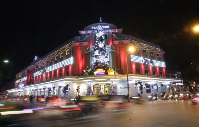 Không khí Giáng sinh đã ngập tràn ở các trung tâm thương mại Hà Nội - 1 TTTM Tràng Tiền Plaza vào buổi tối nhìn rất lung linh