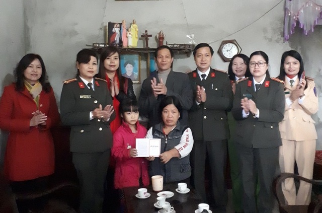 Ban Khuyến học Công an Phú Thọ trao sổ tiết kiệm, nhận đỡ đầu học sinh nghèo - 1
Ban Khuyến học Công an tỉnh Phú Thọ đã tổ chức trao sổ tiết kiệm, nhận đỡ đầu cho 2 cháu cháu Dương Thị Phượng và Lê Văn Nhất ở xã Tiên Phú, xã Bình Bộ, huyện Phù Ninh.