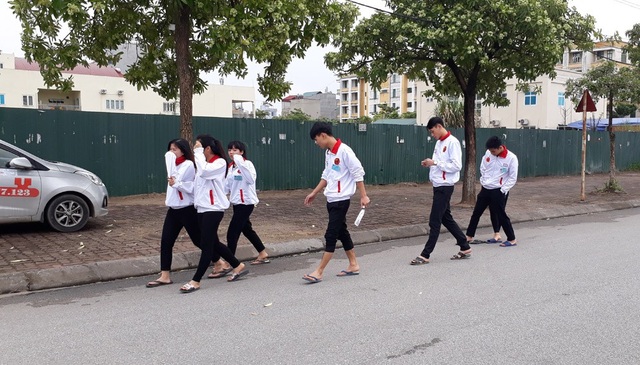 Tiết lộ bất ngờ về công nhân của ông chủ "chốn ăn chơi xa xỉ" - 2 Giờ tan ca của một nhóm công nhân ở khu công nghiệp Bắc Thăng Long. Ảnh: Ngọc Trang