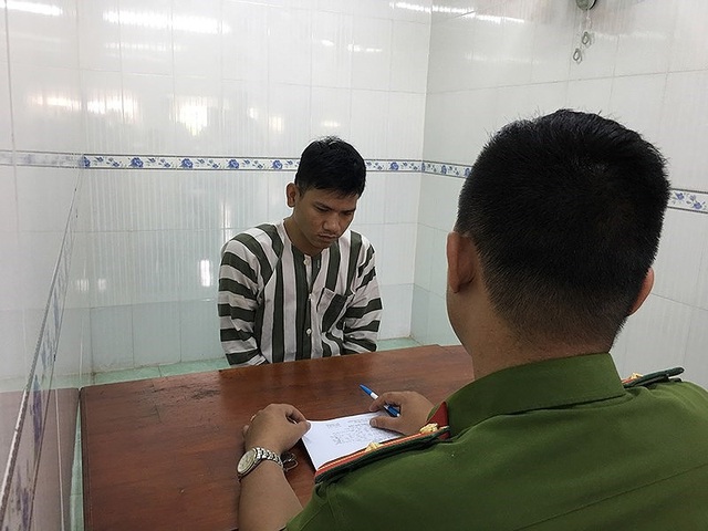 Mẹo đối phó với cướp, hiếp khi ngồi sau xe người lạ - 2
Tài xế Nguyễn Dương Khánh tại cơ quan điều tra. Ảnh Nguyễn Tân.