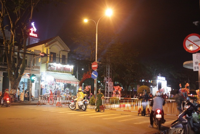 Rộn ràng đêm Noel khắp cả nước - 95 Bắt đầu từ 16h, lực lượng CSGT đã chốt chặn tuyến đường chạy qua nhà thờ giáo xứ Quảng Ngãi