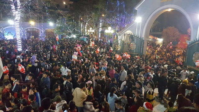 Rộn ràng đêm Noel khắp cả nước - 32
Hàng nghìn người chen chúc nhau tại nhà thờ Phủ Lý