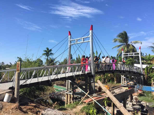 Câu chuyện về những “Nhịp cầu ước mơ” vươn lên giữa bão Tembin - 1 Cuối tuần qua, giữa lúc hàng triệu người miền Tây hối hả chạy bão Tembin thì tại vùng biên Đồng Tháp Mười, các kỹ sư, công nhân vẫn kiên cường bám trụ để nỗ lực đưa cây cầu thép dây văng với tên gọi Dr Thanh – Cả Gừa vào sử dụng, hỗ trợ bà con chống chọi với thiên tai bão lũ.