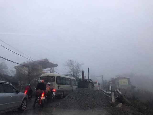 Sapa chìm trong biển người, 3 tiếng di chuyển được 30km - 2 Sapa chìm trong biển người, 3 tiếng di chuyển được 30km - 2