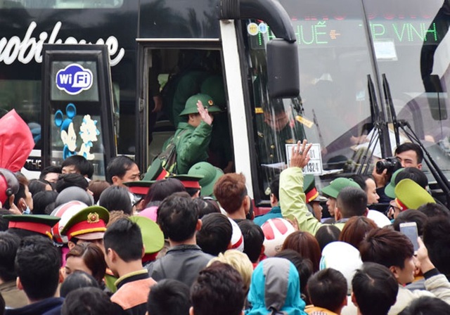 Nước mắt và nụ cười trong ngày tân binh lên đường nhập ngũ - 19 Nước mắt và nụ cười trong ngày tân binh lên đường nhập ngũ - 19