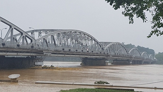 Hàng trăm nhà dân đang bị cô lập trong nước lũ - 16 Nước vẫn cuồn cuộn chảy qua cầu Trường Tiền
