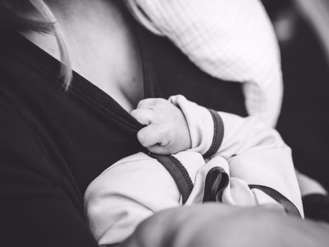 Những câu chuyện kinh dị có thể khiến bạn không bao giờ dám đi máy bay - 10 Mei Rui đi du lịch cùng bố mẹ mình và cậu con trai hai tuổi. Cô cho con bú trước khi máy bay cất cánh để cậu bé ngủ. Theo tờ thời báo The Washington Post, khi các tiếp viên hàng không đề nghị Rui đặt con xuống ghế, cô đã hỏi liệu mình có thể cho con bú thêm vài phút để cậu bé không khóc trong chuyến bay. Rui kể rằng khi cô đặt con xuống ghế cậu bé bắt đầu khóc và tiếp viên hàng không đã mời cô và bố mẹ cô rời khỏi máy bay.