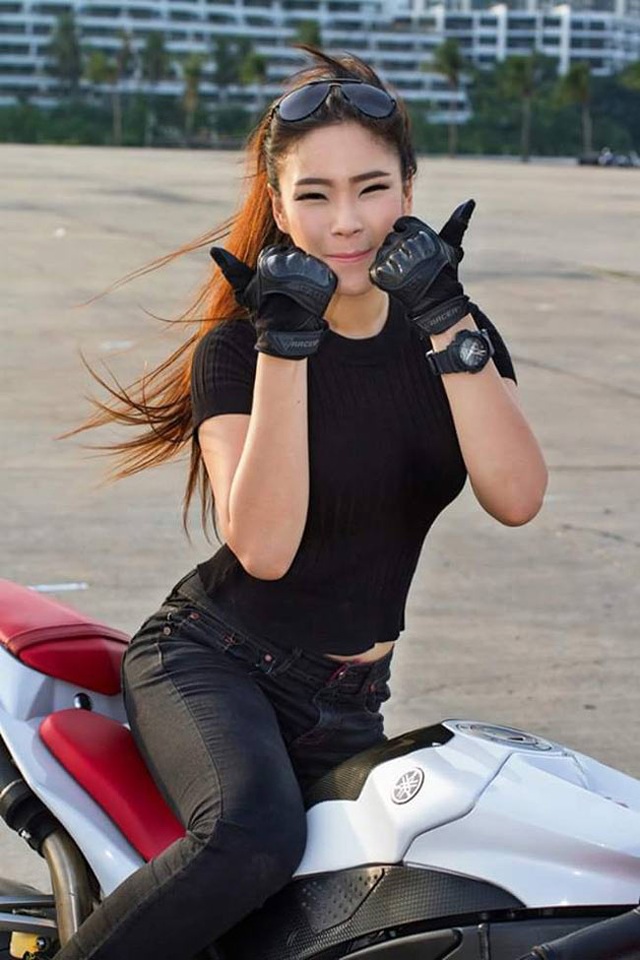 Cô gái có tài bốc đầu xe phân khối lớn khiến trai trẻ "săn lùng" - 12 Cô gái có tài bốc đầu xe phân khối lớn khiến trai trẻ "săn lùng" - 12