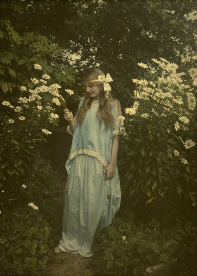 Cô gái trẻ bên vườn hoa chụp năm 1912.