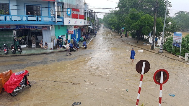 Hàng trăm nhà dân đang bị cô lập trong nước lũ - 17 Con đường Huỳnh Thúc Kháng ngập sâu trong bùn đất do lũ đi qua