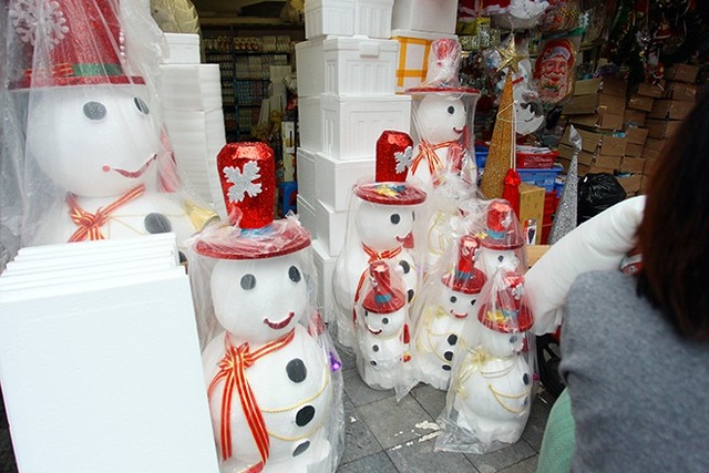 “Nặn” người tuyết, nghề độc lạ ở Thủ đô mùa Noel - 4 “Nặn” người tuyết, nghề độc lạ ở Thủ đô mùa Noel - 4