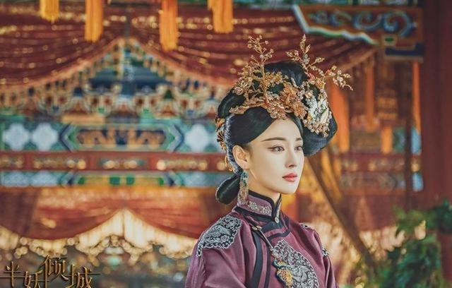 Mỹ nhân Hoa suýt "gãy cổ" vì những búi tóc khổng lồ - 13 Mỹ nhân Hoa suýt "gãy cổ" vì những búi tóc khổng lồ - 13