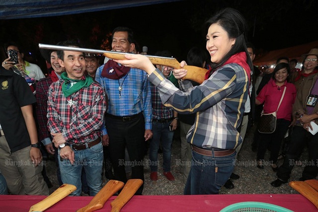 Yingluck Shinawatra: Người liên tục khiến chính trường Thái Lan "dậy sóng" - 13
Bà Yingluck ngắm bắn bằng một khẩu súng tự chế khi tham gia hội chợ tổ chức dành riêng cho thành viên đảng Pheu Thai tại một khu nghỉ mát ở Khao Yai (Nakhon Ratchasima, Thái Lan) ngày 7/1/2013. Ảnh: Bangkok Post