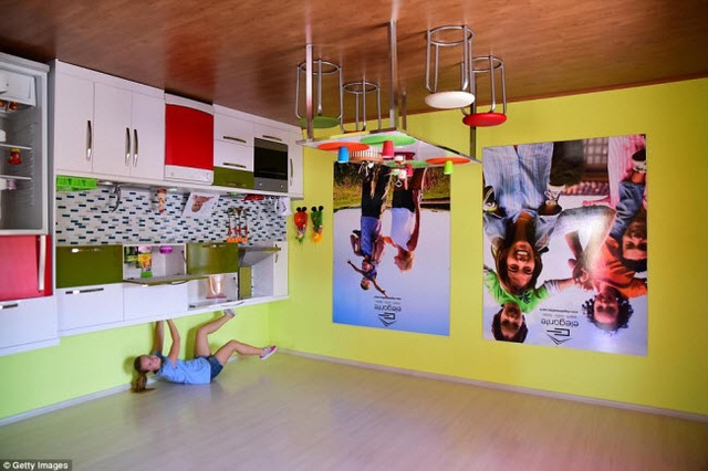 Thử cảm giác lạ trong những ngôi nhà lộn ngược "độc" nhất thế giới - 14 Ngôi nhà ở Antalya bao gồm phòng ngủ, bếp, phòng vệ sinh và phòng khách.