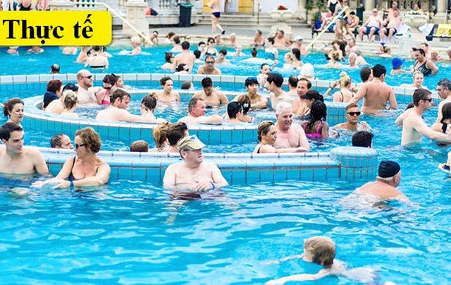 Bể bơi nước nóng Szechenyi ở Budapest, Hungary.