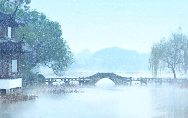 Tây Hồ đẹp như tiên cảnh dưới bàn tay nhiếp ảnh gia - 15 Tuyết rơi khiến cảnh hồ thêm mờ ảo.