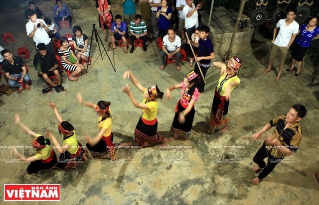 Khám phá vẻ đẹp hùng vĩ, thơ mộng và bí ẩn của Pù Mát - 15 Những cô gái Thái ở bản Rạn (thị trấn Con Cuông) biểu diễn những điệu múa truyền thống phục vu du khách.