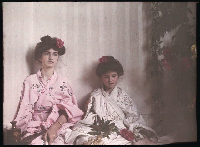Hai cô gái trong trang phục truyền thống, chụp năm 1908.