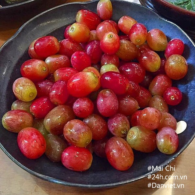 Hết veo nồi cơm với thực đơn bữa trưa toàn món “tủ” - 6
Nho rửa sạch, cho vào ngăn mát tủ lạnh ăn sẽ ngon hơn.