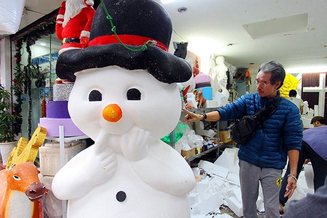 “Nặn” người tuyết, nghề độc lạ ở Thủ đô mùa Noel - 5 “Nặn” người tuyết, nghề độc lạ ở Thủ đô mùa Noel - 5