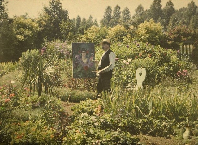 Vẽ tranh trong vườn, chụp năm 1912.