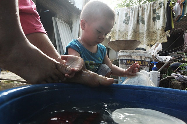 Cảm động mẹ cụt tay, khèo chân chăm con nhỏ ở Hà Nội - 6 Cảm động mẹ cụt tay, khèo chân chăm con nhỏ ở Hà Nội - 6