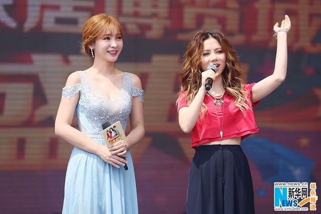 Thiên thần vòng 1 khiến các mỹ nữ showbiz "xanh mặt" khi dự sự kiện - 6 Thiên thần vòng 1 khiến các mỹ nữ showbiz "xanh mặt" khi dự sự kiện - 6