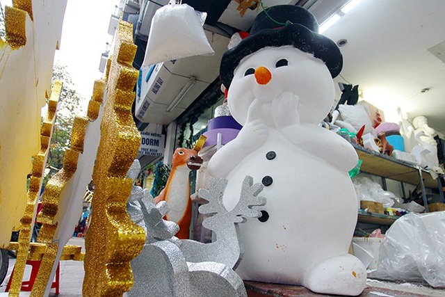 “Nặn” người tuyết, nghề độc lạ ở Thủ đô mùa Noel - 6 “Nặn” người tuyết, nghề độc lạ ở Thủ đô mùa Noel - 6