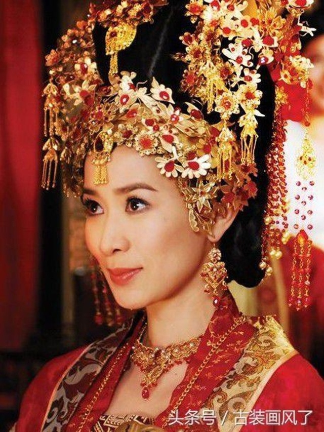 Mỹ nhân Hoa suýt "gãy cổ" vì những búi tóc khổng lồ - 19 Mỹ nhân Hoa suýt "gãy cổ" vì những búi tóc khổng lồ - 19