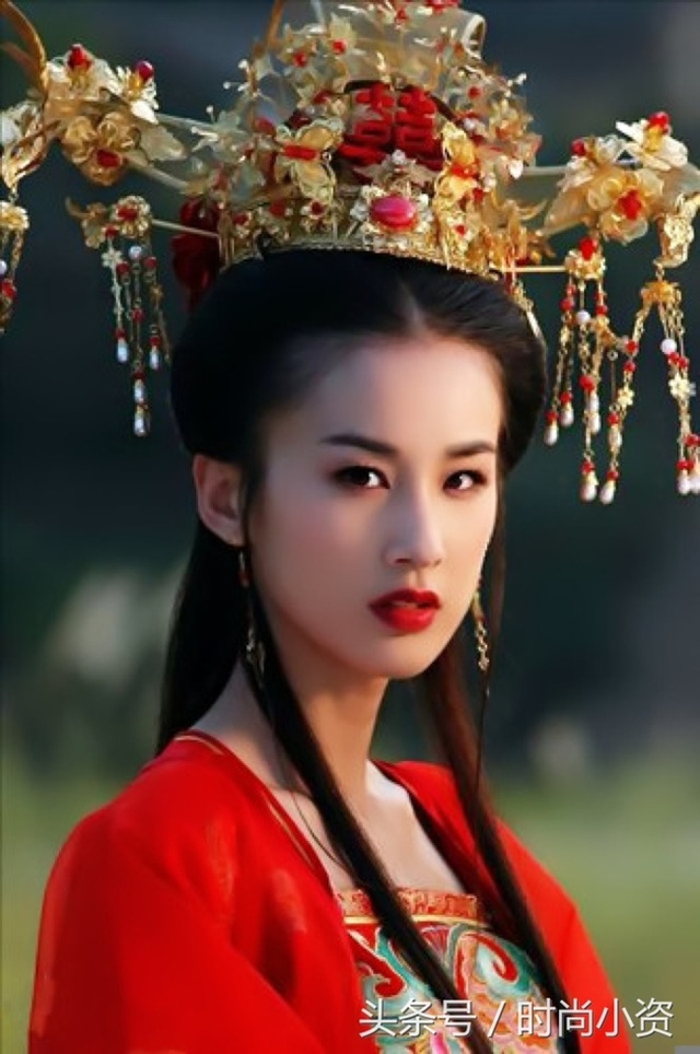 Mỹ nhân Hoa suýt "gãy cổ" vì những búi tóc khổng lồ - 20 Mỹ nhân Hoa suýt "gãy cổ" vì những búi tóc khổng lồ - 20