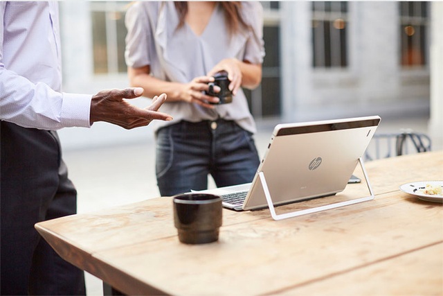 HP chào năm mới với bộ sưu tập laptop dành cho doanh nhân - 2 Elite X2 có màn hình 12 inch với độ phân giải 1.920 x 1.280 pixel và được hỗ trợ thêm mặt kính cường lực Gorilla Glass 4 nhằm tăng khả năng chịu lực va đập màn hình cho máy khi di chuyển.