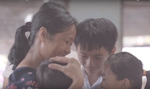 Ấm lòng với hạnh phúc giản dị của các em nhỏ kém may mắn tại Bến Tre - 2 Hạnh phúc với các em chỉ đơn giản là những cái ôm và xoa đầu âu yếm.