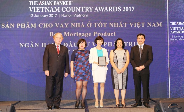 Vinh danh ngân hàng bán lẻ tốt nhất Việt Nam 2017 - 2
Bà Nguyễn Thị Kim Oanh -PGĐ Ban Phát triển ngân hàng bán lẻ nhận giải thưởng ngân hàng có sản phẩm cho vay nhà ở tốt nhất Việt Nam 2017